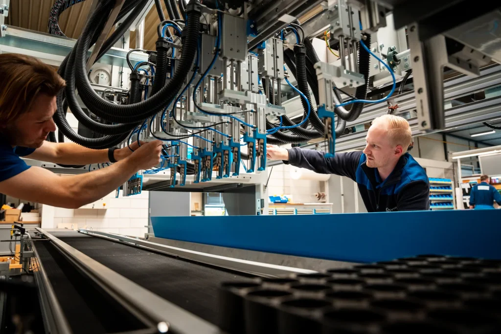 viscon-technicians-servicing-packing-line